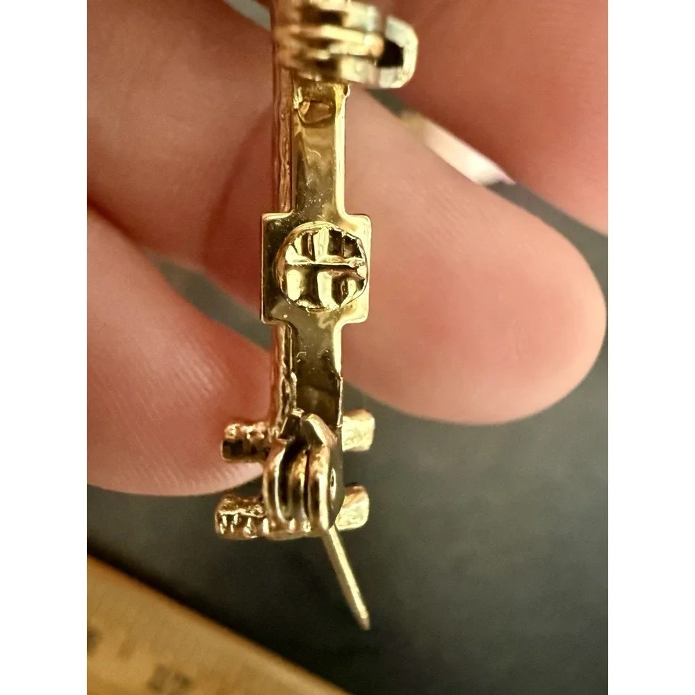 Vintage Banjo Pin , (Vintage hard Enamel Pin) (**)